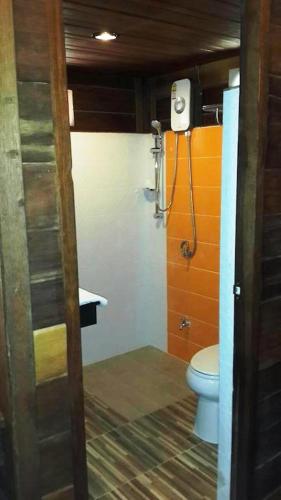 a bathroom with a toilet and a sink at Burilamplai Resort บุรีลำปลาย รีสอร์ท in Thung Yai