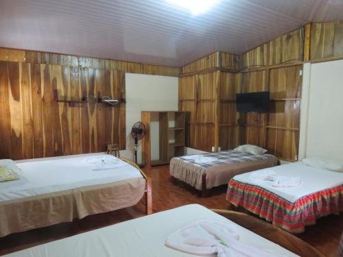 Ένα ή περισσότερα κρεβάτια σε δωμάτιο στο Poponjoche Lodge Caño Negro