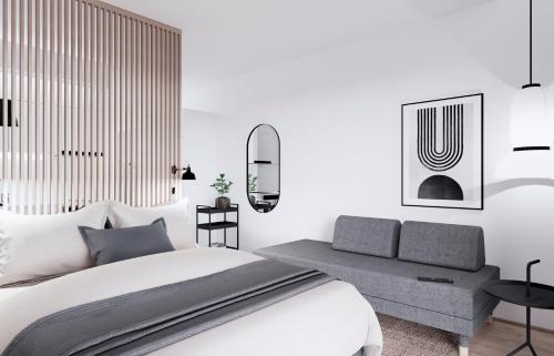 1 dormitorio blanco con 1 cama y 1 silla en Viihtyisä huoneisto Oulun keskustassa @kideasunnot en Oulu