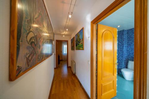 Ένα μπάνιο στο VIlla Lux Gallery, Ideal Familias o Grupos con Piscina & Aircon