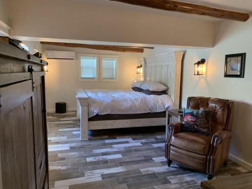 um quarto com uma cama e uma cadeira em Valentine's Northern New Mexico Mountain Ranch on Colorado Border retreat em Raton