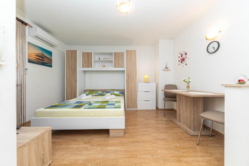 Postel nebo postele na pokoji v ubytování Apartments Jelena