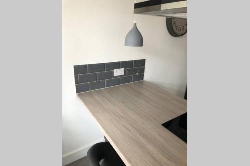 a kitchen with a wooden table in a room at Oole 2 bed & en-suites house with parking near beach in Cleethorpes