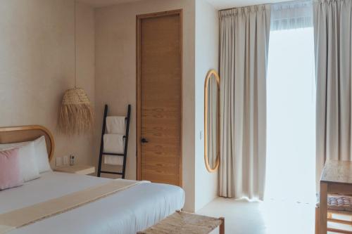 - une chambre avec un lit et une fenêtre dans l'établissement Casa Peregrino Holbox, à Holbox