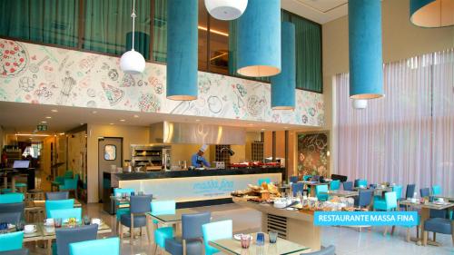 En restaurant eller et andet spisested på Vila Galé Paulista