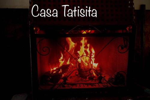 a fire in an oven with the words casa tatarica at Casa Tatisita Buhardilla in Segura de la Sierra
