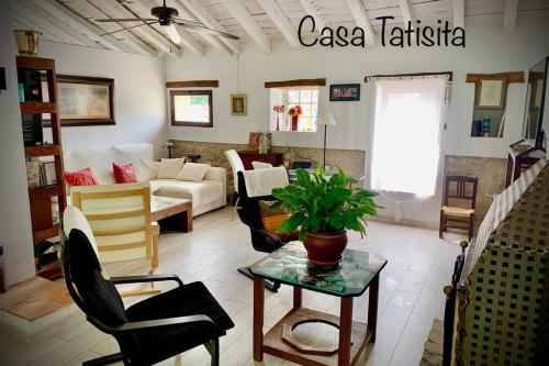 a living room with a couch and a table at Casa Tatisita Buhardilla in Segura de la Sierra