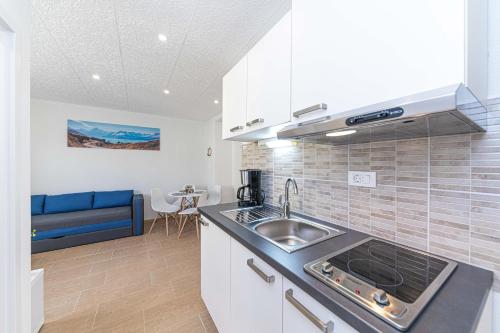 Kuchyň nebo kuchyňský kout v ubytování Apartments Jelena
