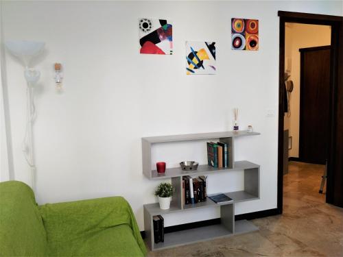 ラパッロにあるSun Flatのリビングルーム(緑のソファ、本棚付)