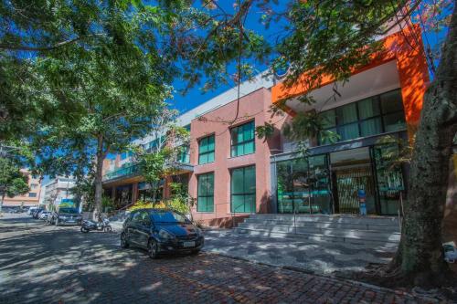 a car parked in front of a building at Nova Onda Hotel in Cabo Frio