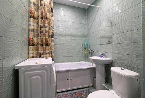 y baño con lavabo, aseo y bañera. en Apartment on Mordovskaya 22 en Saransk