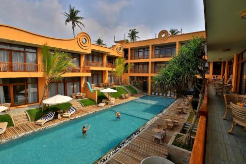 un hotel con piscina y un complejo en Thaproban Pavilion Resort and Spa, en Unawatuna