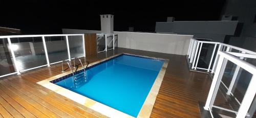 een zwembad op het dak van een gebouw bij Apartamento UBATUBA perto das Praias Grande e Tenório in Ubatuba