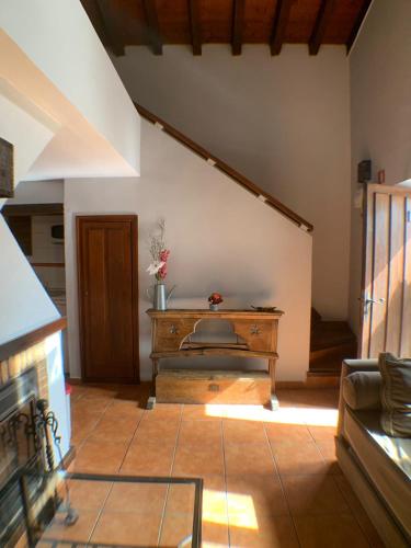 a living room with a table and a couch at Casa La Fragua in La Hiruela