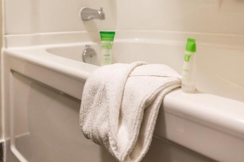 biały ręcznik siedzący na ścianie umywalki w łazience w obiekcie Red Tree Lodge w mieście Fernie
