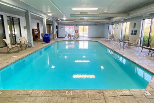 La Quinta by Wyndham Clarksvilleの敷地内または近くにあるプール