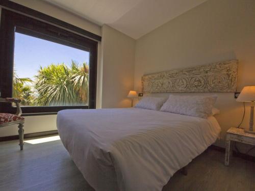 Un dormitorio con una cama grande y una ventana grande en Belvilla by OYO Villa Catro Faros, en Montalvo