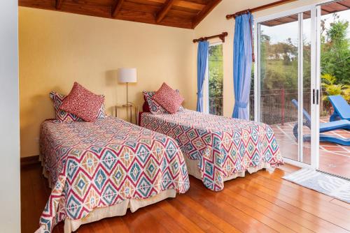 เตียงในห้องที่ Casa Bartzis, Close to Orosi and Tapanti National Park