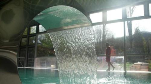 een man die voor een waterfontein staat bij Tuscany Holiday Home in Porretta Terme