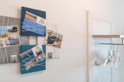 eine Wand mit Bildern und Fotos darauf in der Unterkunft Ostseedomizil Ostwind in Kellenhusen