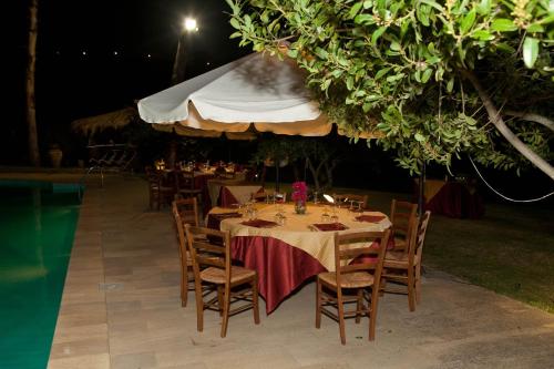a table set up for a dinner party at night at Agriturismo Baglio Fontana in Buseto Palizzolo