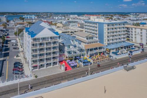 - une vue aérienne sur une ville avec des bâtiments et l'océan dans l'établissement Boardwalk Terrace, à Ocean City