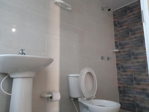 Un baño de Hermosa Casa Vacacional con Piscina a 15 mins de Girardot o Melgar