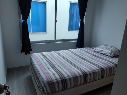 Una cama o camas en una habitación de Hermosa Casa Vacacional con Piscina a 15 mins de Girardot o Melgar