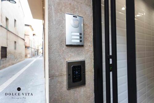 a door with a device on the side of a building at Apartamento Roma, living suite en Vila real in Villareal