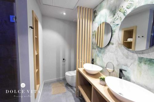 a bathroom with a sink and a toilet and a mirror at Apartamento Roma living suite en Vila real in Villareal