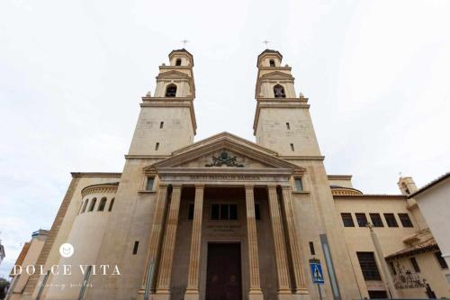 a church with two towers on top of it at Apartamento Roma, living suite en Vila real in Villareal