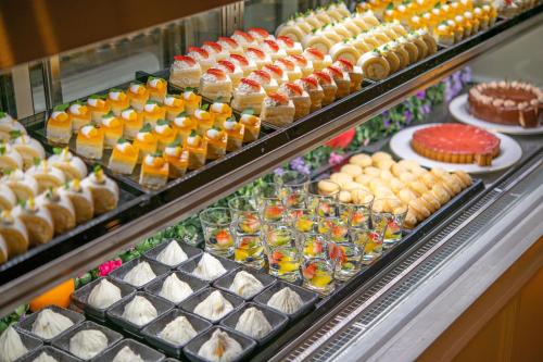 a display case filled with lots of different types of food at Tateshina Grand Hotel Takinoyu in Chino