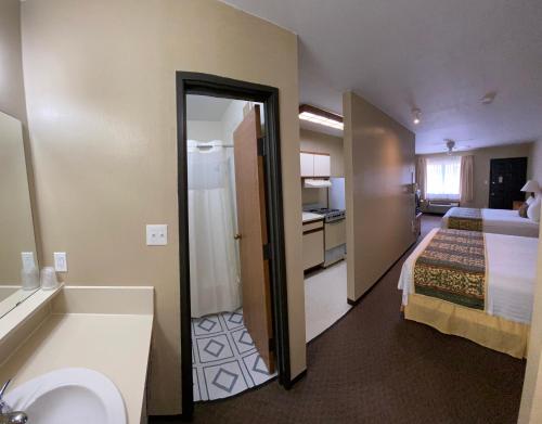 Ένα ή περισσότερα κρεβάτια σε δωμάτιο στο Thunderbird Lodge, Norman, OK