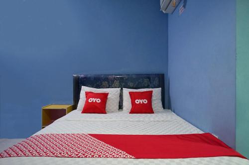 سرير أو أسرّة في غرفة في OYO 2343 Winolanto Guest House Syariah