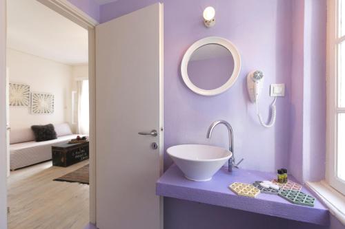 een badkamer met een wastafel en een spiegel bij Casa Blue Old Port, Philian Collection in Skiathos-stad