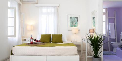 een slaapkamer met een bed met groen en wit bij Casa Blue Old Port, Philian Collection in Skiathos-stad