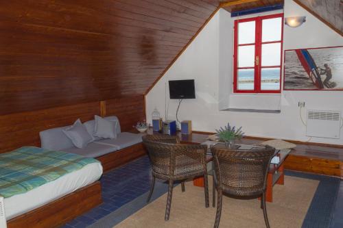 Schlafzimmer mit einem Bett, einem Tisch und Stühlen in der Unterkunft Apartment Nikola in Makarska
