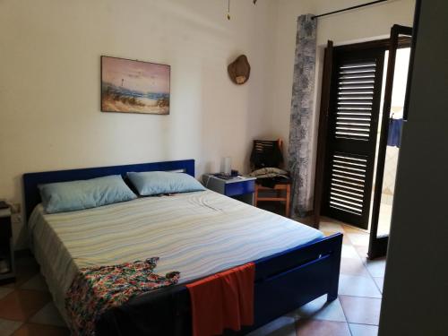 ein Schlafzimmer mit einem großen Bett in einem Zimmer in der Unterkunft Residence Cala Chiesa in La Maddalena