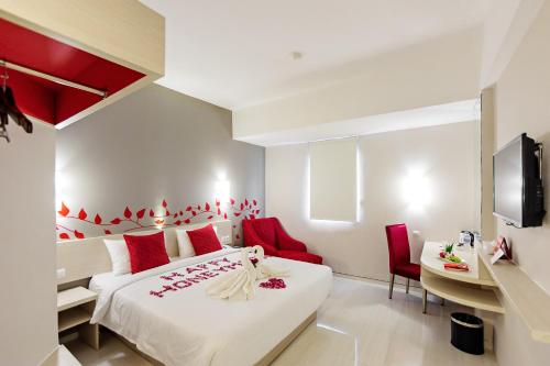 Postel nebo postele na pokoji v ubytování HOM Hotel Kudus by Horison Group