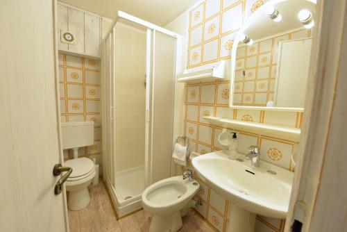 Bathroom sa Hotel Petit Dahu - Chambres et Restaurant