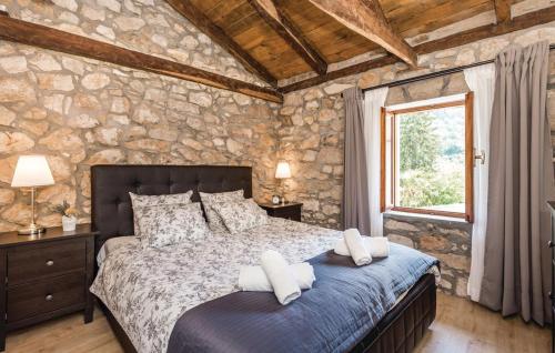 Ένα ή περισσότερα κρεβάτια σε δωμάτιο στο Villa Sirotnjak
