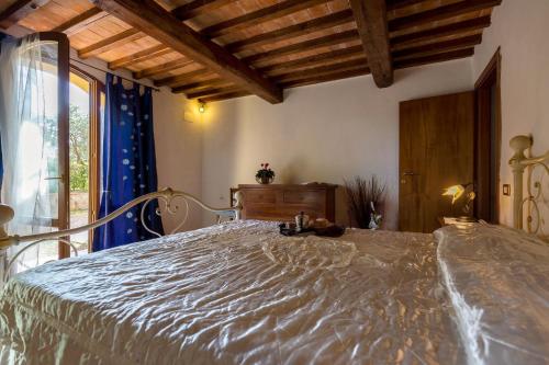 a large bed in a bedroom with a window at Agriturismo La Fragola in Cignano