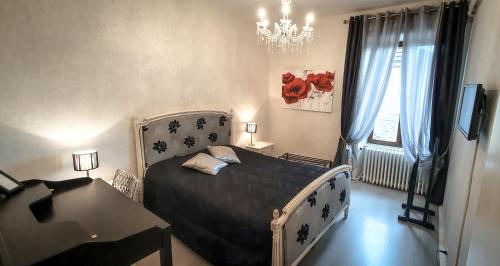 Ένα ή περισσότερα κρεβάτια σε δωμάτιο στο Le Saint-Hilaire