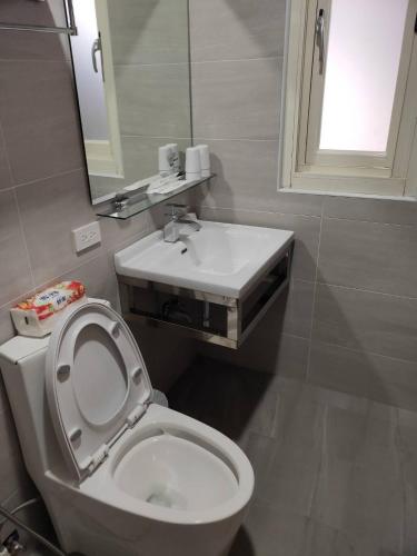a bathroom with a white toilet and a sink at 花總管 in Chin-yüan