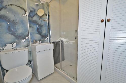 een badkamer met een toilet en een douche bij bright central apartment in Nerja
