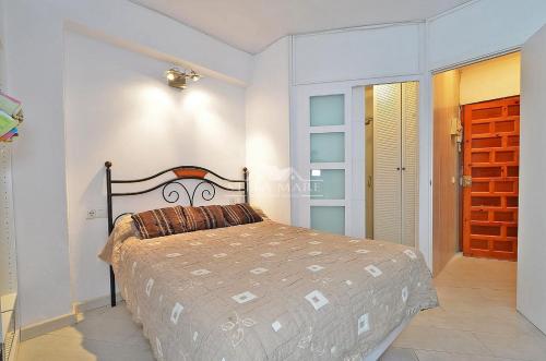 Postel nebo postele na pokoji v ubytování bright central apartment