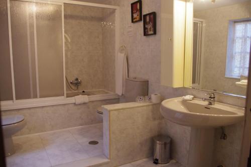 Ett badrum på Hotel Palacio Carlos I