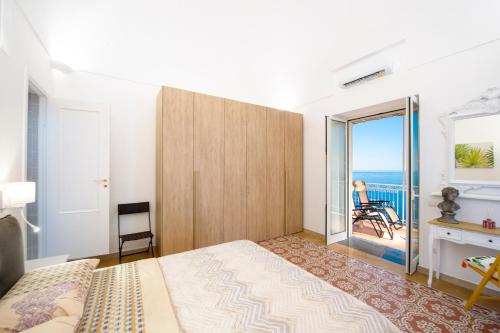 - une chambre avec un lit et une vue sur l'océan dans l'établissement Your home in the heart of Positano - centralissima, à Positano