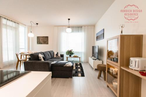 uma sala de estar com um sofá e uma mesa em Nordica Design Residence Rovaniemi em Rovaniemi