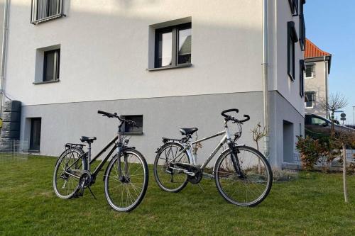 due biciclette parcheggiate davanti a un edificio di Villa Wohli 4 Sterne FERIENWOHNUNG AM HARZ a Nordhausen